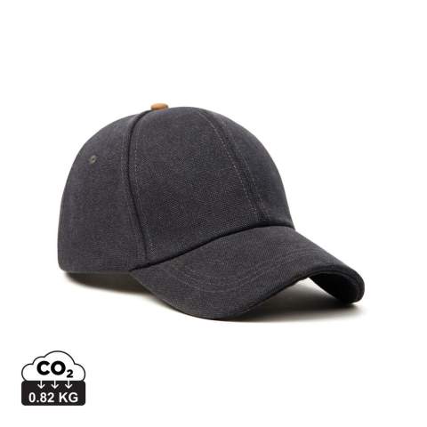 Versterk je casual look met onze zachte canvas pet, met een ingetogen en eenvoudig ontwerp dat geschikt is voor iedereen. Deze 6-panel cap heeft een gebogen klep en een comfortabele klittenbandsluiting met PU-bedekking aan de achterkant. De pet is gemaakt van gerecyclede materialen met AWARE™. Met AWARE™ worden het gebruik van echte gerecyclede stoffen en claims over watervermindering gegarandeerd door gebruik te maken van de unieke fysieke tracer en blockchain-technologie. Met een maximumomtrek van 63 cm biedt deze eenvoudige en comfortabele pet de perfecte pasvorm voor elke hoofdomtrek.