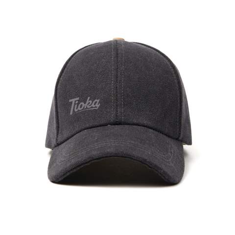 Versterk je casual look met onze zachte canvas pet, met een ingetogen en eenvoudig ontwerp dat geschikt is voor iedereen. Deze 6-panel cap heeft een gebogen klep en een comfortabele klittenbandsluiting met PU-bedekking aan de achterkant. De pet is gemaakt van gerecyclede materialen met AWARE™. Met AWARE™ worden het gebruik van echte gerecyclede stoffen en claims over watervermindering gegarandeerd door gebruik te maken van de unieke fysieke tracer en blockchain-technologie. Met een maximumomtrek van 63 cm biedt deze eenvoudige en comfortabele pet de perfecte pasvorm voor elke hoofdomtrek.