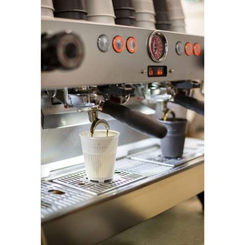 Herbruikbare koffiebeker van het merk Circular&Co. Gemaakt van 100% recyclebaar, stevig PP. Deze stapelbare beker oogt niet alleen aantrekkelijk, het design legt ook de focus op functionaliteit. De ribbels verspreiden de warmte van de drank en zorgen voor een comfortabele grip. Daarnaast heeft de beker een quick-dry onderzijde. Uitstekend te gebruiken als standaard herbruikbare beker bij de koffiemachine. Hét perfecte alternatief voor de wegwerpkoffiebeker. Deze beker gaat meer dan 500 wasbeurten mee en is tot 6 keer recyclebaar. Na slechts 2 keer gebruiken is de CO2-uitstoot van de koffie-to-go beker gecompenseerd ten opzichte van een alternatief voor eenmalig gebruik. Door over te stappen op een herbruikbare beker komen er miljarden bekers minder bij het afval terecht. Deze fraaie beker is Food Safe, BPA-vrij en Melaminevrij. Vaatwasserbestendig, alleen voor het bovenrek van de vaatwasser. Inhoud 340 ml.