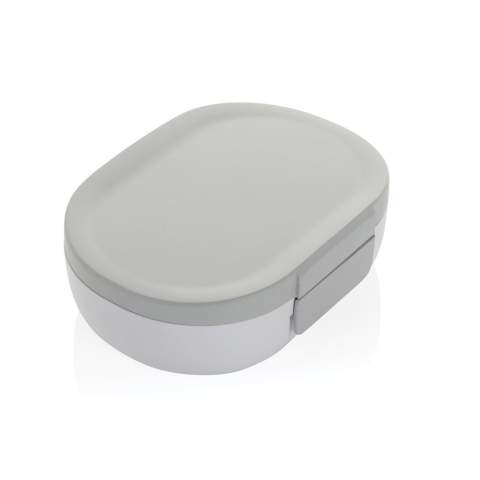 Maak kennis met de Atlas RCS Gerecyclede Plastic Lunchbox - lagere impact, 700 ml capaciteit, ideaal voor onderweg! Begin vandaag nog met eten uit lunchboxen met minder impact. Gemaakt met RCS (Recycled Claim Standard) gecertificeerde gerecyclede materialen, wat zorgt voor een volledig gecertificeerde toeleveringsketen van gerecyclede materialen. Met een totaal gerecyclede inhoud van 62% op basis van het totale gewicht van het artikel, is het milieuvriendelijk en vrij van BPA. Inclusief FSC®-gecertificeerde kraftverpakking, die je zelfs kunt hergebruiken als telefoonhouder, pennenhouder, of bloempot!