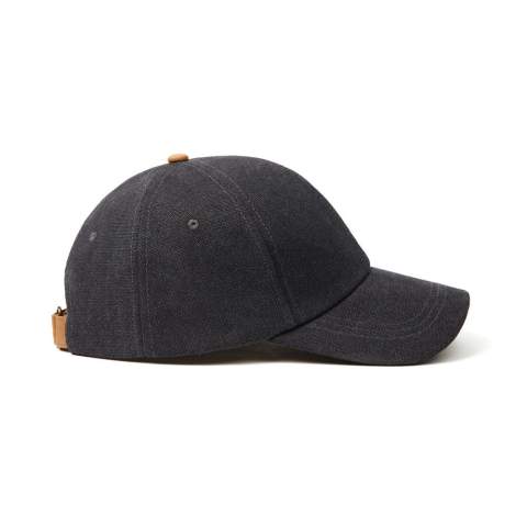 Versterk je casual look met onze zachte canvas pet, met een ingetogen en eenvoudig ontwerp dat geschikt is voor iedereen. Deze 6-panel cap heeft een gebogen klep en een comfortabele klittenbandsluiting met PU-bedekking aan de achterkant. De pet is gemaakt van gerecyclede materialen met AWARE™. Met AWARE™ worden het gebruik van echte gerecyclede stoffen en claims over watervermindering gegarandeerd door gebruik te maken van de unieke fysieke tracer en blockchain-technologie. Met een maximumomtrek van 63 cm biedt deze eenvoudige en comfortabele pet de perfecte pasvorm voor elke hoofdomtrek.