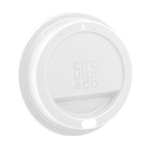 Herbruikbare koffie-to-go beker met deksel van het merk Circular&Co. Gemaakt van 100% recyclebaar, stevig PP. Deze stapelbare beker oogt niet alleen aantrekkelijk, het design legt ook de focus op functionaliteit. De ribbels verspreiden de warmte van de drank en zorgen voor een comfortabele grip. Daarnaast heeft de beker een quick-dry onderzijde. Het deksel met drinkopening voorkomt morsen. Past in de standaard drinkhouder van auto's, dus perfect voor onderweg, maar ook als beker bij de koffiemachine. Hét perfecte alternatief voor de wegwerpkoffiebeker. Deze beker gaat meer dan 500 wasbeurten mee en is tot 6 keer recyclebaar. Na slechts 2 keer gebruiken is de CO2-uitstoot van de koffie-to-go beker gecompenseerd ten opzichte van een alternatief voor eenmalig gebruik. Dit betekent dat enorme hoeveelheden CO2 onze atmosfeer nooit bereiken. Door over te stappen op een herbruikbare beker komen er miljarden bekers minder bij het afval terecht. Deze fraaie beker is Food Safe, BPA-vrij en Melaminevrij. Vaatwasserbestendig, alleen voor het bovenrek van de vaatwasser. Inhoud 340 ml.