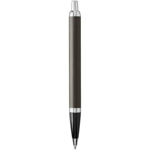 Hautement professionnel et fiable. Un partenaire idéal avec un potentiel illimité, le Parker IM est tout à la fois intelligent, poli et reconnu. Avec une plume en acier inoxydable résistante et des finitions qui font écho à l’héritage de Parker, chaque détail est raffiné pour offrir une expérience d’écriture qui est toujours fiable. Coffret cadeau Parker inclus. Livré avec recharge de stylo à bille QuinkFlow breveté. Design exclusif.