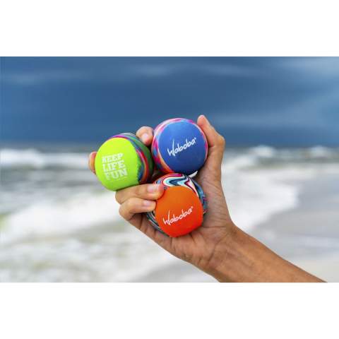 Waboba Wasser-Springball. Waboba steht für Water Bouncing Ball. Dieser kleine, aber kraftvolle Ball springt schnell, weit und bis zu 4 Meter hoch auf der Wasseroberfläche. Dieser Ball garantiert Unterhaltung und Wasserspaß im Schwimmbad, im Meer und in anderen Freizeitgewässern, in denen man schwimmen kann. Der Ball ist wasserdicht, treibt an der Wasseroberfläche und ist mit einem hochwertigen Gelkern mit einer Außenschicht aus Lycra ausgestattet. Dieses Produkt ist weltweit patentiert.