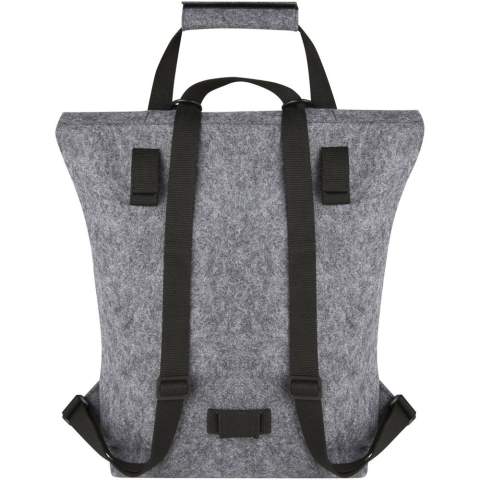 Multifunktionaler und modischer Rolltop-Rucksack und Fahrradtasche in einem. Aus hochwertigem, weichem und strapazierfähigem GRS-zertifiziertem, recyceltem Filz. Ausgestattet mit einem großen Hauptfach, einer Vordertasche, verstellbaren Schultergurten und 3 Klettverschlussgurten, mit denen die Tasche auf dem Gepäckträger eines Fahrrads befestigt werden kann. Die Schultergurte lassen sich leicht in ein langes Tragegriffsystem umwandeln oder so bündeln, dass sich die Gurte nicht in einem Fahrradrad verfangen können.