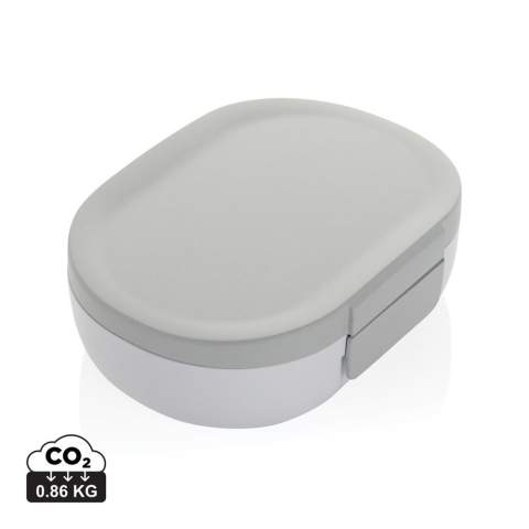 Maak kennis met de Atlas RCS Gerecyclede Plastic Lunchbox - lagere impact, 700 ml capaciteit, ideaal voor onderweg! Begin vandaag nog met eten uit lunchboxen met minder impact. Gemaakt met RCS (Recycled Claim Standard) gecertificeerde gerecyclede materialen, wat zorgt voor een volledig gecertificeerde toeleveringsketen van gerecyclede materialen. Met een totaal gerecyclede inhoud van 62% op basis van het totale gewicht van het artikel, is het milieuvriendelijk en vrij van BPA. Inclusief FSC®-gecertificeerde kraftverpakking, die je zelfs kunt hergebruiken als telefoonhouder, pennenhouder, of bloempot!
