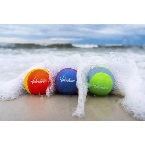 Balle rebondissant sur l'eau de la marque Waboba. Waboba est l'acronyme de Water Bouncing Ball. Cette balle petite mais puissante rebondit vite, loin et jusqu'à 4 mètres de haut à la surface de l'eau. Cette balle promet divertissement et amusement dans la piscine, à la mer et partout où il y a de l'eau. La balle est imperméable, flotte et est dotée d'un noyau en gel de haute qualité avec un extérieur en Lycra. Ce produit est protégé par un brevet international.