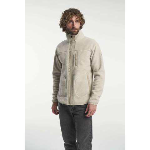 Dit fleecevest met volledige ritssluiting en een tijdloos design houdt je het hele jaar door warm. Het is perfect onder een shelljack of om los te dragen op koude dagen. Hij staat geweldig op een jeans of onze outdoorbroek voor een complete look. Je telefoon en sleutels berg je op in de twee zakken met ritssluiting aan de voorkant. Hij heeft ook een discreet Tenson-logo op de arm. De Yoke Full Zip is het perfecte vest voor doordeweeks in de stad en in het weekend in de natuur.