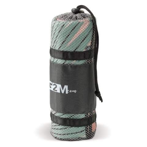 Grote strandhanddoek van sneldrogend microfiber (200g/m², 1000x1800mm) met full-colour custom-made print aan één zijde. De andere zijde is optioneel te ook bedrukken. Ook de kleur van de zoom kan aangepast worden. Deze handdoek wordt in een handig tasje geleverd.