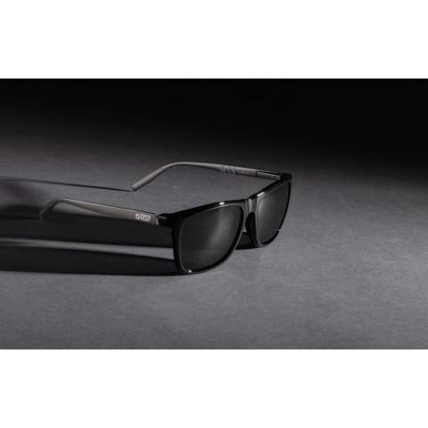 Luxuriöse polarisierte Sonnenbrille aus RCS-zertifiziert recyceltem PC-Rahmen und Aluminiumbügeln. Gesamter Recyclinganteil: 37% basierend auf dem Gesamtgewicht des Artikels. Die RCS-Zertifizierung gewährleistet eine vollständig zertifizierte Lieferkette der recycelten Materialien. Inklusive GRS-zertifiziert recyceltem rPET-Etui zur Aufbewahrung der Brille. Die Gläser sind polarisiert, so wird das reflektierende Sonnenlicht eliminiert und daher ist sie ideal zum Autofahren oder für andere sonnige Sommer- oder Winteraktivitäten im Freien geeignet sind. Entspricht EN ISO 12312-1, UV 400 und CAT 3. Verpackt in einer FSC®-Kraftverpackung.