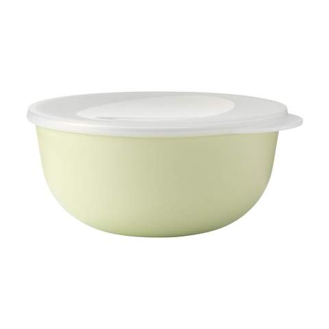 Bol alimentaire réutilisable avec couvercle transparent en PP 100% recyclable. Idéal pour une utilisation pendant les déplacements ou pour le déjeuner à l'école ou au travail. Peut également être utilisée comme boîte à aliments frais. Ce bol alimentaire et son contenu doivent être transportés à la verticale pour éviter les fuites. Convient au micro-ondes. Sans BPA. Ne passe pas au lave-vaisselle. Fabriqué en Allemagne. Capacité 1.000 ml.