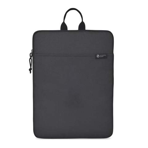Housse ordinateur portable rembourrée, simple mais fonctionnelle, fabriquée à partir de tissu recyclé, doublure, rembourrage, sangles et finitions. Convient à la plupart des ordinateurs portables jusqu'à 16 pouces. Le compartiment principal rembourré est doté d'une fermeture à zip latérale. Poche extérieure en biais, idéale pour ranger un carnet de notes. Disponible des deux côtés de l'Atlantique. Cet article est également proposé par Gemline pour les clients des États-Unis et du Canada<br /><br />FitsLaptopTabletSizeInches: 16.0<br />PVC free: true