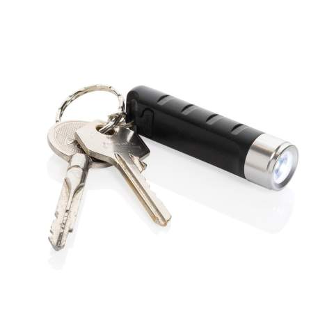 Per USB wiederaufladbare Schlüsselanhänger-Taschenlampe hergestellt aus RCS recyceltem ABS.  Die 1-LED-Schlüsselanhänger-Taschenlampe hat durch den 155mAh Akku eine Laufzeit von bis zu 3 Stunden mit einer einzigen Ladung. Wenn der Akku leer ist, kann er einfach über den Type-C-Eingang wieder aufgeladen werden. Die Taschenlampe verfügt über 3 Leuchtmodi (stark, mittel und blinkend) und hat eine Reichweite von bis zu 10 Metern. Verpackt in FSC-Mix-Kunststoffbox. Gesamter recycelter Inhalt: 33%, bezogen auf das Gesamtgewicht des Artikels. Die RCS-Zertifizierung gewährleistet eine vollständig zertifizierte Lieferkette der recycelten Materialien. PVC-frei. Inklusive Type-C Ladekabel aus recyceltem TPE.<br /><br />Lightsource: LED<br />LightsourceQty: 1<br />PVC free: true