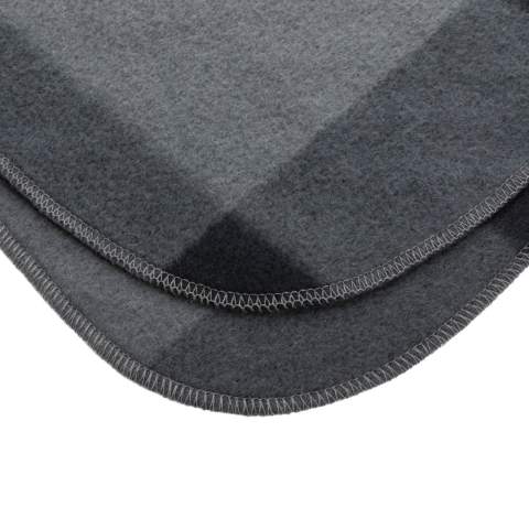 Plaid fabriqué en double polaire 180g/m² et avec motif à carreaux décoratif. La dimension dépliée est de 127x152 cm.