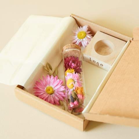 Deze droogbloemen die door de brievenbus passen, bieden een bijzonder en duurzaam geschenk. Droogbloemen voegen een vleugje natuurlijke schoonheid toe aan elke ruimte. Ze blijven lang mooi en hebben geen speciale verzorging nodig, wat het perfect maakt voor zowel thuis als op kantoor. Door hun natuurlijke uitstraling brengen ze een ontspannen sfeer met zich mee, wat helpt om stress te verminderen en de creativiteit te stimuleren. Een perfect artikel om mee te stralen op het bureau bij jouw relatie.<br /><br />Dit droogbloemen setje is volledig aanpasbaar in zowel kleur als met de toevoeging van een logo of slogan. De buisjes kunnen worden gevuld met gekleurde droogbloemen die passen bij de huisstijl van jouw bedrijf. Naast de bijzondere optie om de droogbloemen in kleur te personaliseren, biedt de houten standaard ook ruimte voor een logo of slogan. Hierdoor wordt de herkenning van jouw merk versterkt en wordt waardering voor de relatie getoond.<br /><br />Heeft u vragen over dit product, de gewenste personalisatie of eventuele verpakkingen? Neem dan gerust contact met ons op.