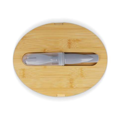 Boîte à lunch fabriquée à partir de polypropylène (PP) et de bambou recyclés. Elle comprend un ensemble de couverts et une fermeture élastique pratique en polyester. Un choix durable pour vos repas sur le pouce.