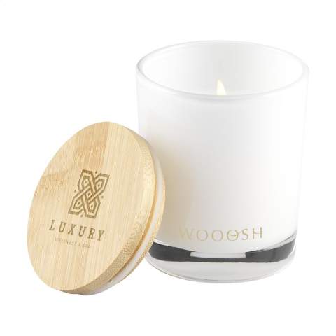 Bougie parfumée exclusive Wooosh Sweet Vanilla versée dans un bocal en verre magnifiquement poli avec un couvercle en bambou. Cette bougie crée une atmosphère apaisante dans votre maison. La bougie parfumée est fabriquée à partir de cire de soja écologique avec 5% d'huile de parfum aromatique. Dès que la mèche est allumée, la cire fond et un délicieux et doux parfum de vanille se répand dans la pièce. Ce parfum chaleureux et invitant sera apprécié de tous et convient à toutes les saisons. Avec 14 heures de combustion, cette luxueuse bougie parfumée s'intègre dans n'importe quel intérieur.  Lorsque vous allumez la bougie pour la première fois, laissez la couche supérieure de cire fondre complètement. Cela garantit une combustion uniforme et la meilleure expérience possible en matière de parfum. Le cadeau parfait pour toute occasion. Par pièce dans une Wooosh boîte cadeau luxueuse.