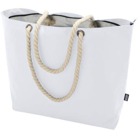 De Panama koeltas is gemaakt van GRS gecertificeerd gerecycled polyester en heeft een groot hoofdvak met rits en hoogwaardige handgrepen van aluminiumfolie en katoenen koord. Geschikt voor verschillende activiteiten zoals boodschappen doen of voor een dagje naar het strand of in het park. Inhoud: 23 liter. Geschikt voor een gewicht tot 10 kg. PVC-vrij.