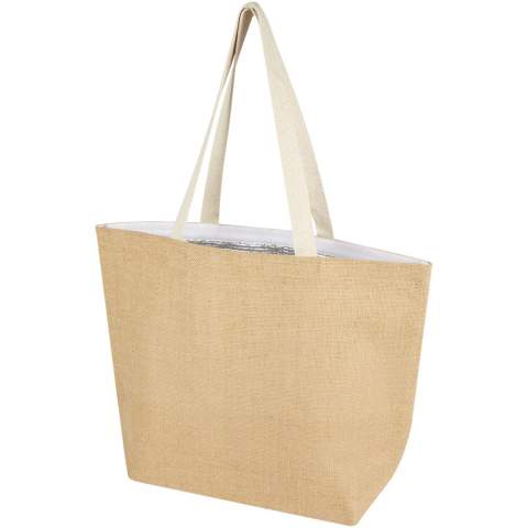 Die stilvolle Kühltragetasche Juta ist aus robuster und verschleißfester laminierter Jute gefertigt. Verfügt über ein großes Hauptfach (12 Liter), das mit einer lebensmittelechten Aluminiumisolierung und einem Klettverschluss an der Oberseite ausgestattet ist, damit Getränke, Erfrischungen und Tiefkühlprodukte länger kühl und von äußeren Einflüssen abgeschirmt bleiben. Die Tasche hat lange Griffe (30 × 2,5 cm) aus gewebter Baumwolle und einen extra breiten Boden. Hergestellt in Indien und OEKO-TEX® zertifiziert.