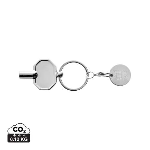 Radiatorsleutel sleutelhanger met caddy munt gemaakt van RCS gerecyclede zinklegering. Totaal gerecycled materiaal: 75% op basis van het totale gewicht van het item. RCS-certificering zorgt voor een volledig gecertificeerde toeleveringsketen van de gerecyclede materialen. Verpakt in papieren zak. De winkelwagenmunt is 2,23 mm dik, vergelijkbaar met een 1-euromunt.