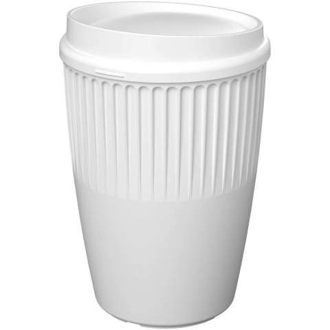 Le gobelet Cirrus d’une contenance de 350 ml est un récipient sophistiqué et élégant à simple paroi, doté de rebords isolants pour une manipulation sûre et confortable. Il est doté d'un élégant couvercle à clipser avec un relief discret, ce qui permet de localiser le bec verseur au toucher. Le couvercle et le récipient sont fabriqués en plastique entièrement recyclable. Savourez vos boissons chaudes préférées dans le confort et avec style.