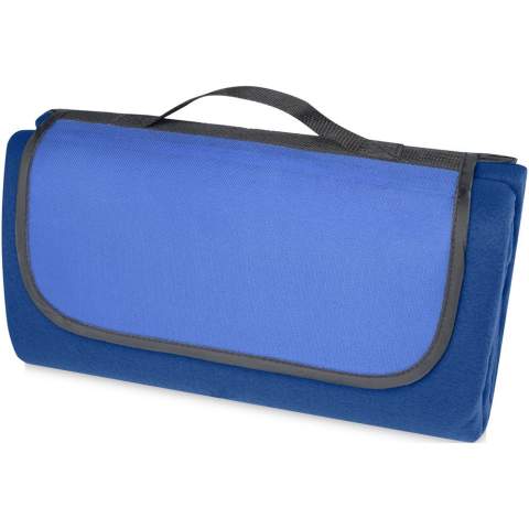 Couverture de pique-nique résistante à l'eau de 140 g/m2 en plastique recyclé PET. Une fois pliée et fixée, la couverture est facile à ranger et à transporter avec la poignée de transport incluse.
