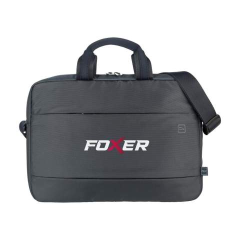 Moderne Designer-Dokumenten-/Laptoptasche der italienischen Marke Tucano. Hergestellt aus recycelten Kunststoffen, darunter 7 recycelte PET-Flaschen. Die Tasche verfügt über zwei geräumige, gepolsterte Fächer, von denen eines mit einem stoßfesten Laptopfach für einen Laptop bis zu 15,6„ oder MacBook Pro 16“ ausgestattet ist. Außerdem gibt es ein Netzfach auf der Innenseite. Das Reißverschlussfach auf der Vorderseite hat zwei Einsteckfächer zur Aufbewahrung verschiedener Accessoires. Die Tasche hat einen Trolley-Gurt, einen verstellbaren und abnehmbaren Schultergurt und einen doppelten Komfortgriff. Komplett gefüttert. Fassungsvermögen ca. 10 Liter.