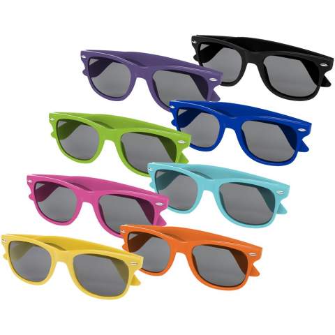 Ces lunettes de soleil au design rétro constituent un cadeau publicitaire idéal lors des festivals d'été, des événements ou d'autres activités de plein air ensoleillées. Ces lunettes sont conformes à la norme EN ISO 12312-1 et possèdent des verres UV400 classées en catégorie 3, ce qui en fait le choix idéal pour se protéger des rayons du soleil. Grâce à la matière plastique PC, les lunettes de soleil sont légères et confortables à porter.
