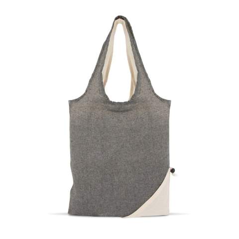 Deze lichtgewicht katoenen boodschappentas is ideaal voor het vervoeren van uw boodschappen. Dankzij het kleine opgenaaide zakje kan de tas in zichzelf opgevouwen worden zodat hij minder ruimte inneemt. Hij is gemaakt van een combinatie van OEKO-TEX® katoen en gerecycled katoen.