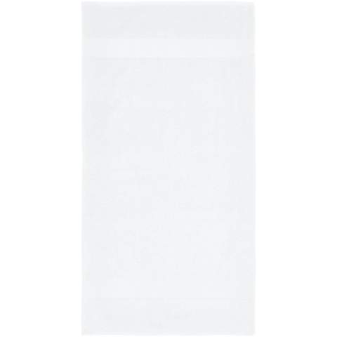 Cette serviette de haute qualité et durable de 450 g/m² propose une épaisseur agréable, un toucher soyeux et se révèle très douce sur la peau. Cet article est certifié STANDARD 100 by OEKO-TEX®. Cette certification garantit que le produit textile a été fabriqué à l'aide de procédés durables, dans des conditions de travail respectueuses de l'environnement et socialement responsables, et qu'il est exempt de produits chimiques ou de matières synthétiques nocives. Disponible dans plusieurs couleurs magnifiques pour parfaire la décoration de tout type de salle de bain, dans une maison ou un hôtel. La serviette est teinte avec un procédé de teinture sans eau qui réduit la demande en eau douce. Cela évite également la production de gros volumes d'eau polluée, caractéristiques des procédés de teinture à base d'eau. Dimensions de la serviette : 50 x 100 cm. Fabriquée en Europe. 