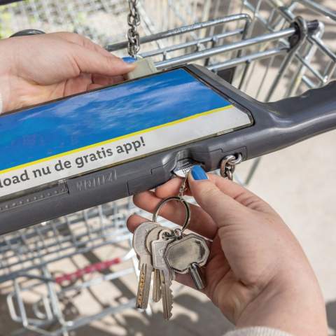 Radiatorsleutel sleutelhanger met caddy munt gemaakt van RCS gerecyclede zinklegering. Totaal gerecycled materiaal: 75% op basis van het totale gewicht van het item. RCS-certificering zorgt voor een volledig gecertificeerde toeleveringsketen van de gerecyclede materialen. Verpakt in papieren zak. De winkelwagenmunt is 2,23 mm dik, vergelijkbaar met een 1-euromunt.
