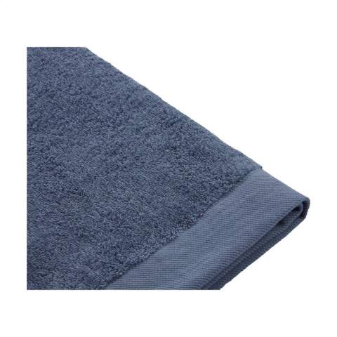 Serviette élégante de la marque Walra. Fabriquée à partir de 70% coton recyclé et de 30% de coton (550 g/m²). Cette serviette a une structure fine, un bord élégant et une boucle de suspension pratique. Merveilleusement douce et absorbante. Ce produit est certifié Oeko-tex. Le processus de fabrication de ces textiles de salle de bain permet d'économiser l'eau et de réduire les émissions de CO2 tout comme l'énergie grâce à la réutilisation des matériaux. Ceci est confirmé par le label de qualité indépendant REMO.