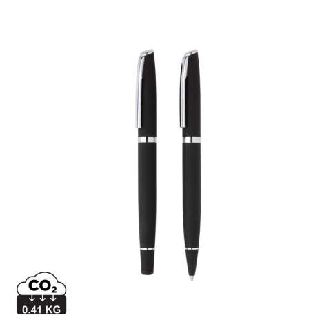 Simple but elegant. Thanks to the matte finish, this deluxe pen set has a luxurious feel and very pleasing to the touch. The set consists of a ball pen and a roller pen. Both pens contain German Dokumental® ink for ultra smooth writing. Writing length for the pen is 1200 metres, for the roller pen 400 metres. Comes in a matching colour gift box.