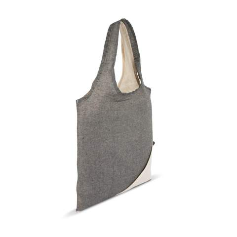 Deze lichtgewicht katoenen boodschappentas is ideaal voor het vervoeren van uw boodschappen. Dankzij het kleine opgenaaide zakje kan de tas in zichzelf opgevouwen worden zodat hij minder ruimte inneemt. Hij is gemaakt van een combinatie van OEKO-TEX® katoen en gerecycled katoen.