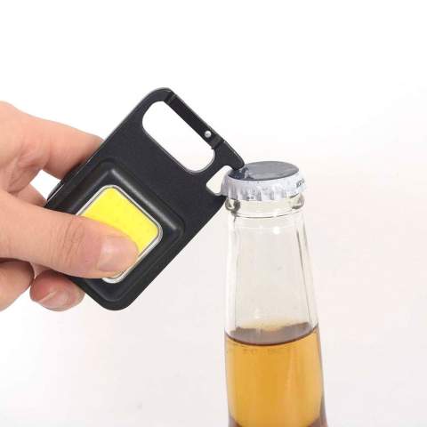 Lampe multi-outils en aluminium recyclé avec décapsuleur, support pliable et aimant puissant. Équipée d'une batterie rechargeable de 180mAh et d'une lampe COB offrant une luminosité de 300lm. Offre des modes d'éclairage élevé, moyen et stroboscopique, avec une fonction d'appui long pour accéder facilement au mode le plus élevé.