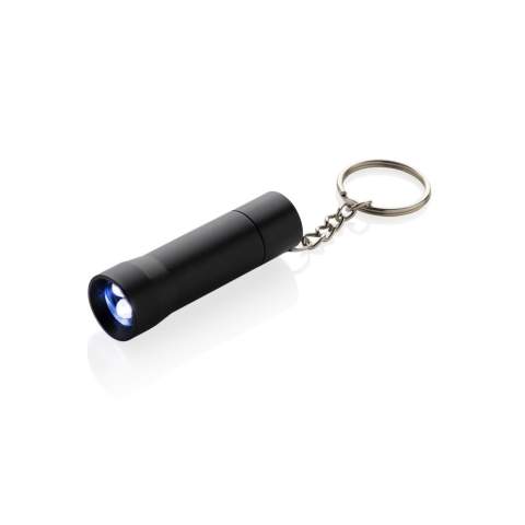 Torche de poche à 3 LED fabriquée en aluminium recyclé RCS. Contenu recyclé total : 50 % sur la base du poids total de l'article. La certification RCS garantit une chaîne d'approvisionnement entièrement certifiée pour les matériaux recyclés. Avec 15 lumens qui permettent une autonomie de 6 heures avec un jeu de piles (incluses) Avec porte-clés. Distance du faisceau : 3 mètres. Emballée dans un emballage kraft FSC® mix.<br /><br />Lightsource: LED<br />LightsourceQty: 1<br />PVC free: true