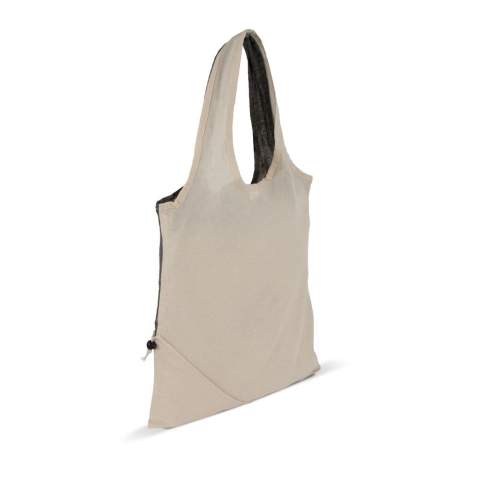Deze lichtgewicht katoenen boodschappentas is ideaal voor het vervoeren van uw boodschappen. Dankzij het kleine opgenaaide zakje kan de tas in zichzelf opgevouwen worden zodat hij minder ruimte inneemt. Hij is gemaakt van een combinatie van OEKO-TEX® katoen en gerecycled katoen.
