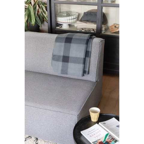 Diese ultraweiche Decke passt einfach in jedes kuschelige Heim. Die Decke aus 180gr/m² Doppel-Fleece-Material mit dekorativem Karodruck hat die Maße 127x152cm.