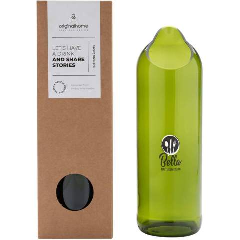Carafe à eau de 750 ml fabriquée à la main à partir de bouteilles de vin recyclées provenant de Zanzibar, en Tanzanie. Les bouteilles de vin sont récupérées dans des hôtels, des restaurants et des bars, puis triées, nettoyées et découpées en différentes formes et tailles. Livré dans un coffret cadeau.