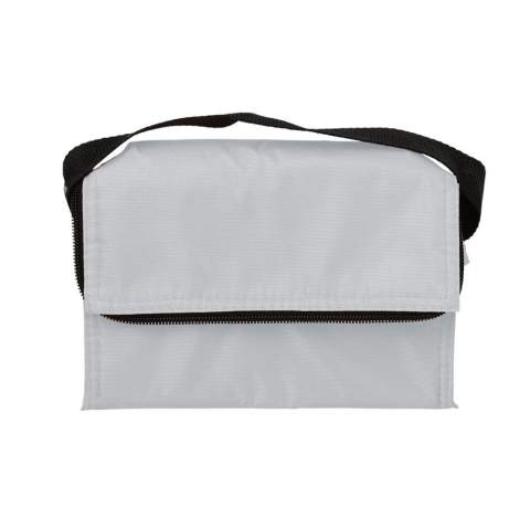 Polyester-Kühltasche mit Griff für den Transport. Kompakt und geeignet für sechs Dosen (330ml), mit einem  Reißverschluss zum Verschließen der Tasche. Eine perfekte Kühltasche für einen Sommertag.