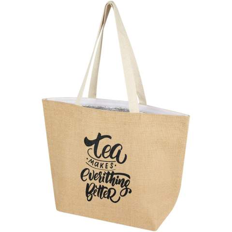 Die stilvolle Kühltragetasche Juta ist aus robuster und verschleißfester laminierter Jute gefertigt. Verfügt über ein großes Hauptfach (12 Liter), das mit einer lebensmittelechten Aluminiumisolierung und einem Klettverschluss an der Oberseite ausgestattet ist, damit Getränke, Erfrischungen und Tiefkühlprodukte länger kühl und von äußeren Einflüssen abgeschirmt bleiben. Die Tasche hat lange Griffe (30 × 2,5 cm) aus gewebter Baumwolle und einen extra breiten Boden. Hergestellt in Indien und OEKO-TEX® zertifiziert.