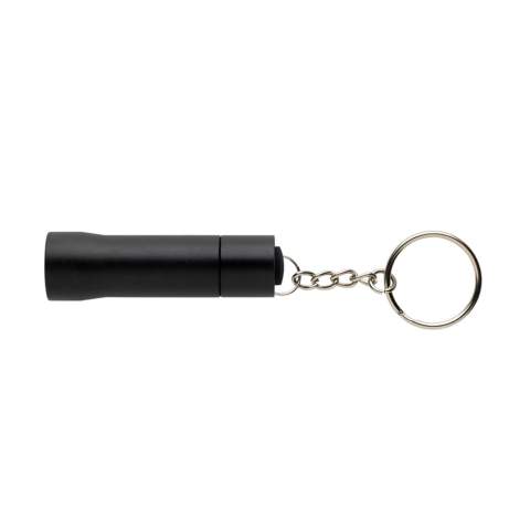 Torche de poche à 3 LED fabriquée en aluminium recyclé RCS. Contenu recyclé total : 50 % sur la base du poids total de l'article. La certification RCS garantit une chaîne d'approvisionnement entièrement certifiée pour les matériaux recyclés. Avec 15 lumens qui permettent une autonomie de 6 heures avec un jeu de piles (incluses) Avec porte-clés. Distance du faisceau : 3 mètres. Emballée dans un emballage kraft FSC® mix.<br /><br />Lightsource: LED<br />LightsourceQty: 1<br />PVC free: true