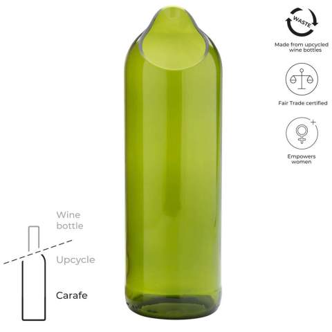 Carafe à eau de 750 ml fabriquée à la main à partir de bouteilles de vin recyclées provenant de Zanzibar, en Tanzanie. Les bouteilles de vin sont récupérées dans des hôtels, des restaurants et des bars, puis triées, nettoyées et découpées en différentes formes et tailles. Livré dans un coffret cadeau.
