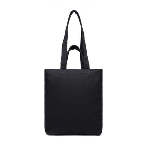 Transportez vos essentiels quotidiens avec le fourre-tout Hilo à fermeture éclair. Ce fourre-tout associe des matériaux robustes à un design intemporel. Il est doté d'une fermeture à glissière pour un rangement sécurisé, de poignées supérieures et de bandoulières pour un transport polyvalent. Deux poches extérieures ouvertes à chaque extrémité permettent d'accéder facilement aux objets essentiels, ce qui le rend parfait pour les courses quotidiennes ou un usage professionnel. La toile recyclée utilisée dans le sac est non teintée et dans sa forme brute, sans produits chimiques de teinture ou de blanchiment, ce qui en fait un choix à faible impact. La composition du sac est composée à 100 % de matériaux recyclés, soulignant notre engagement en faveur d'un approvisionnement responsable. Le fourre-tout est également doté de la technologie de traçage AWARE™, validant l'utilisation authentique de matériaux recyclés. 2 % des recettes de chaque produit Impact vendu seront reversés à Water.org