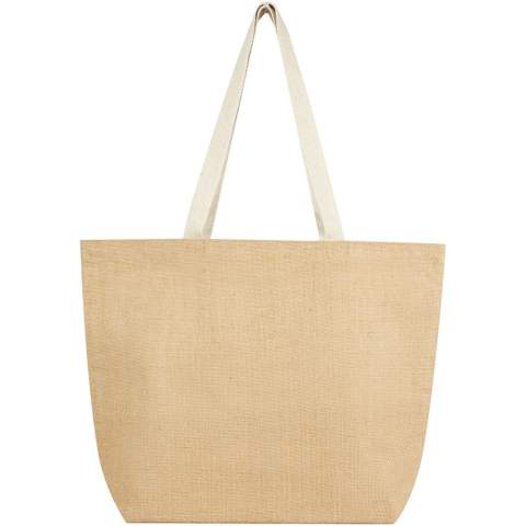 Die stilvolle Kühltragetasche Juta ist aus robuster und verschleißfester laminierter Jute gefertigt. Verfügt über ein großes Hauptfach (12 Liter), das mit einer lebensmittelechten Aluminiumisolierung und einem Klettverschluss an der Oberseite ausgestattet ist, damit Getränke, Erfrischungen und Tiefkühlprodukte länger kühl und von äußeren Einflüssen abgeschirmt bleiben. Die Tasche hat lange Griffe (30 × 2,5 cm) aus gewebter Baumwolle und einen extra breiten Boden. Hergestellt in Indien und OEKO-TEX® zertifiziert.