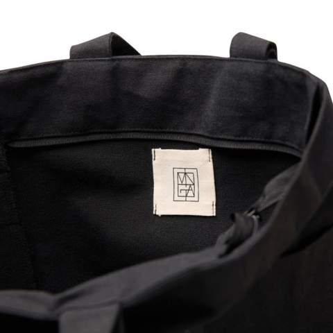 Transportez vos essentiels quotidiens avec le fourre-tout Hilo à fermeture éclair. Ce fourre-tout associe des matériaux robustes à un design intemporel. Il est doté d'une fermeture à glissière pour un rangement sécurisé, de poignées supérieures et de bandoulières pour un transport polyvalent. Deux poches extérieures ouvertes à chaque extrémité permettent d'accéder facilement aux objets essentiels, ce qui le rend parfait pour les courses quotidiennes ou un usage professionnel. La toile recyclée utilisée dans le sac est non teintée et dans sa forme brute, sans produits chimiques de teinture ou de blanchiment, ce qui en fait un choix à faible impact. La composition du sac est composée à 100 % de matériaux recyclés, soulignant notre engagement en faveur d'un approvisionnement responsable. Le fourre-tout est également doté de la technologie de traçage AWARE™, validant l'utilisation authentique de matériaux recyclés. 2 % des recettes de chaque produit Impact vendu seront reversés à Water.org