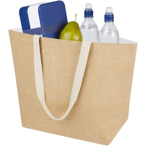 Die stilvolle Kühltragetasche Juta ist aus robuster und verschleißfester laminierter Jute gefertigt. Verfügt über ein großes Hauptfach (12 Liter), das mit einer lebensmittelechten Aluminiumisolierung und einem Klettverschluss an der Oberseite ausgestattet ist, damit Getränke, Erfrischungen und Tiefkühlprodukte länger kühl und von äußeren Einflüssen abgeschirmt bleiben. Die Tasche hat lange Griffe (30 × 2,5 cm) aus gewebter Baumwolle und einen extra breiten Boden. Hergestellt in Indien und OEKO-TEX® zertifiziert.