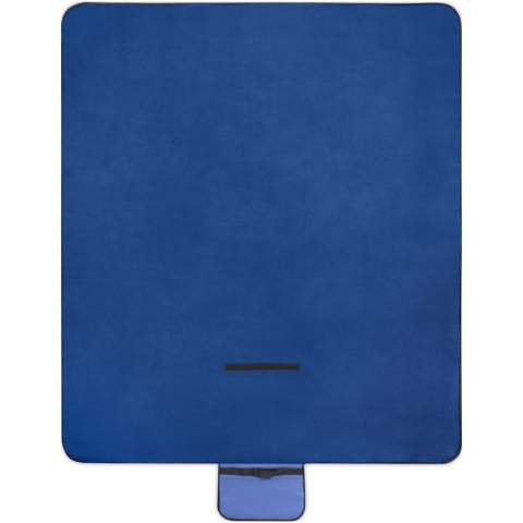 Couverture de pique-nique résistante à l'eau de 140 g/m2 en plastique recyclé PET. Une fois pliée et fixée, la couverture est facile à ranger et à transporter avec la poignée de transport incluse.
