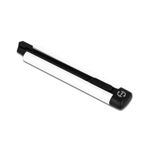Couteau de bricolage robuste fabriqué en ABS recyclé. La conception de la lame permet un affûtage continu. Idéal pour un usage quotidien.