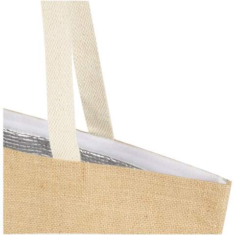 Die stilvolle Kühltragetasche Juta ist aus robuster und verschleißfester laminierter Jute gefertigt. Verfügt über ein großes Hauptfach (12 Liter), das mit einer lebensmittelechten Aluminiumisolierung und einem Klettverschluss an der Oberseite ausgestattet ist, damit Getränke, Erfrischungen und Tiefkühlprodukte länger kühl und von äußeren Einflüssen abgeschirmt bleiben. Die Tasche hat lange Griffe (30 × 2,5 cm) aus gewebter Baumwolle und einen extra breiten Boden. Hergestellt in Indien und OEKO-TEX® zertifiziert.